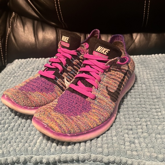Women’s purple Nike running/training shoes - Picture 2 of 3